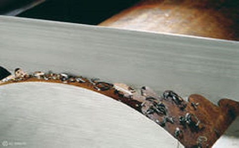 昌都带锯床线速度设定过高，为什么会导致带锯条齿尖发热加速锯条的磨损？